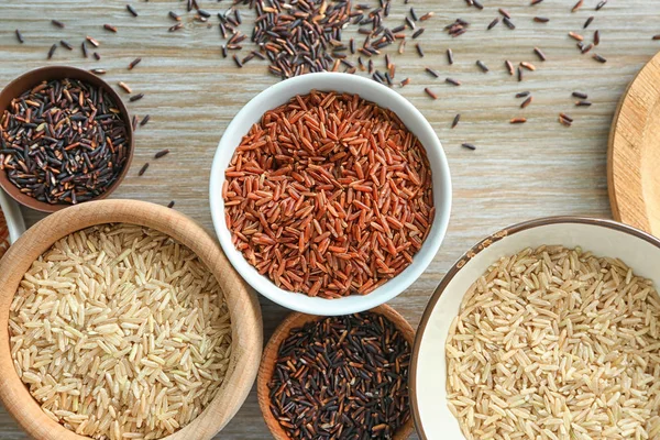 Diferentes tipos de arroz en cuencos — Foto de Stock