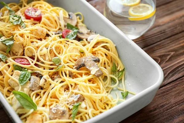 Lezzetli kızarmış Türkiye lazanya 