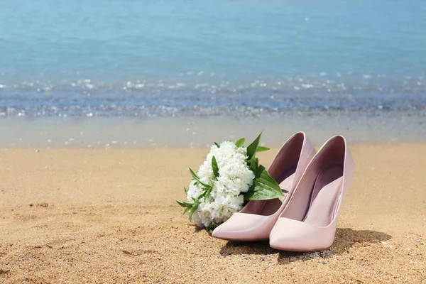 Güzel buket ve yüksek topuk ayakkabı 