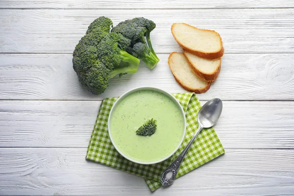 Compositie met heerlijke broccoli soep — Stockfoto