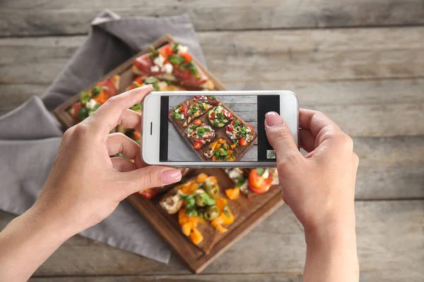 Mani femminili che fotografano il cibo — Foto Stock