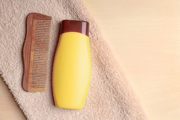 Şişe şampuan ve tarak ile — Stok fotoğraf