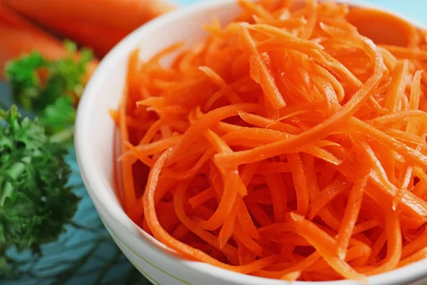 Bol avec délicieuse salade de carottes — Photo