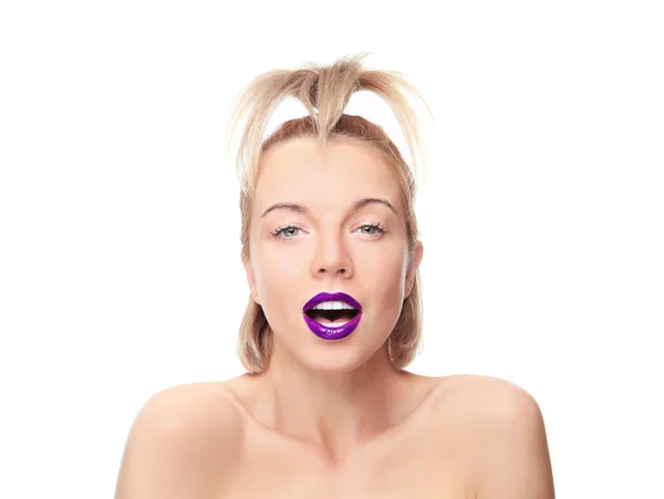 Ung kvinna med ljusa makeup — Stockfoto
