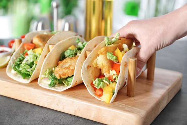 Kadın holding lezzetli balık  