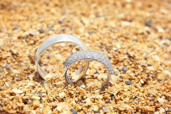 Серебряные кольца в песке — стоковое фото