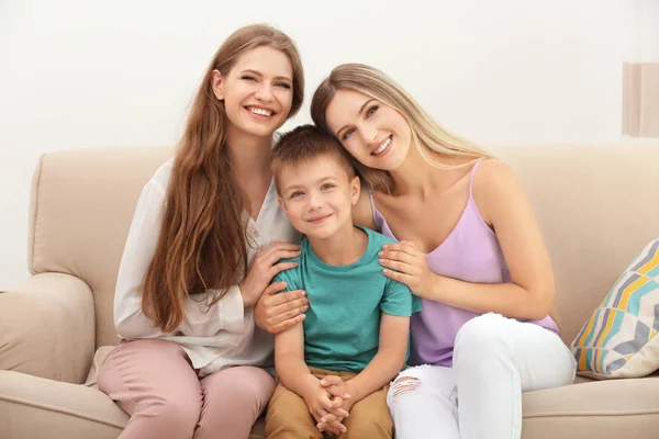 Casal lésbico com filho adotivo — Fotografia de Stock