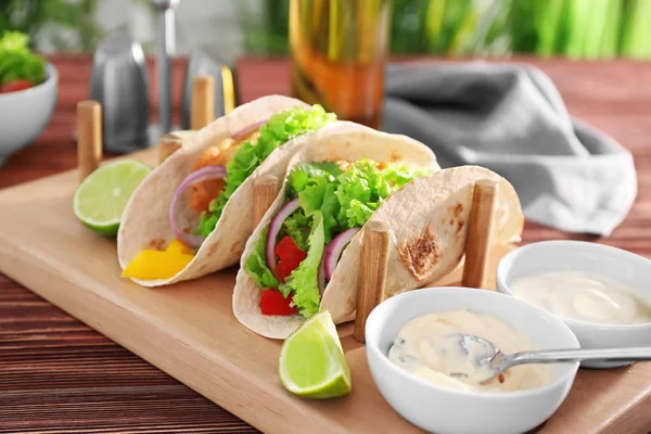 Lezzetli balık tacos ile sahibi  