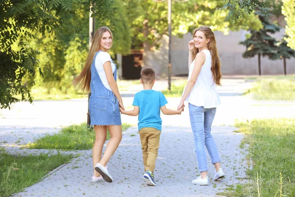 Lesbické matky a pěstounskou syn — Stock fotografie