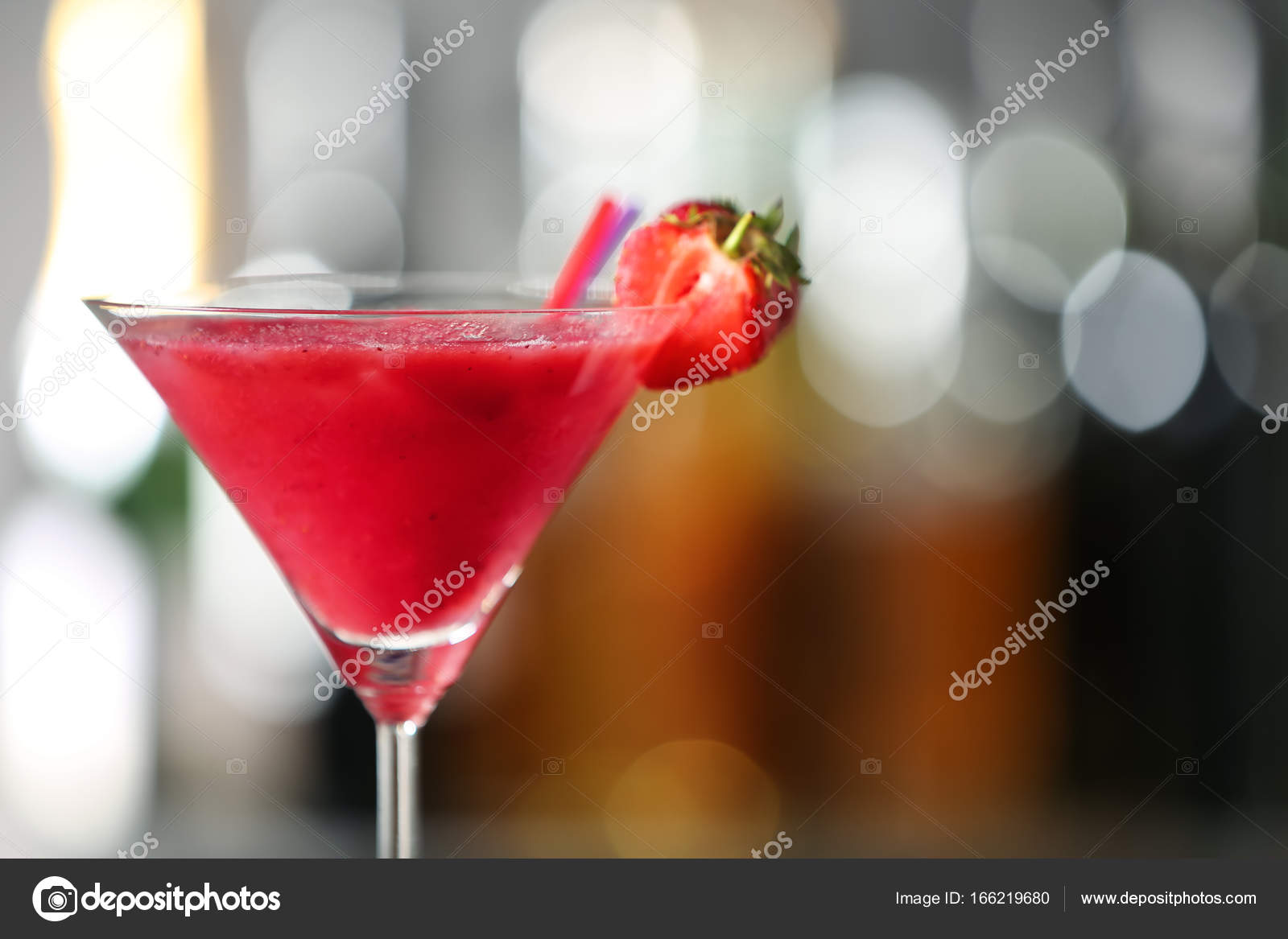 Glas Erdbeer cocktail — Stockfoto © belchonock #166219680
