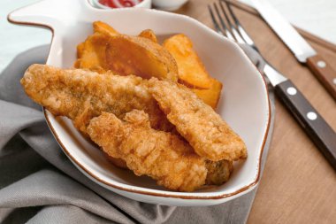 Tabak kızarmış balık ve patates kızartması ile