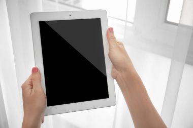 Genç kadın holding tablet 