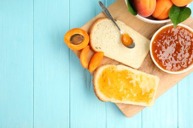 Kayısı reçelli ekmek iki dilim