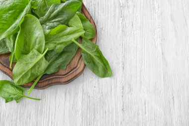 Taze ıspanak yaprakları ile ahşap tahta 