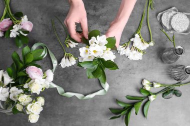 Kadın çiçekçi güzel buket yapma 