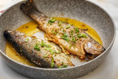 Balık kızartma tavası lezzetli ile hazırlanan