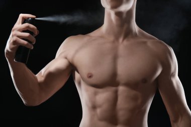 Yakışıklı delikanlı ile deodorant koyu arka plan