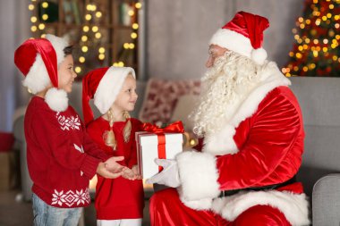 Noel Baba mevcut Oda güzel Noel süslemeleri ile çocuklara vererek