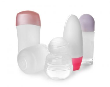 Beyaz arka plan üzerinde kadın deodorantlar
