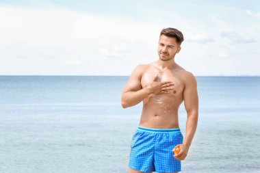 uygulanan güneş koruyucu krem genç adam 