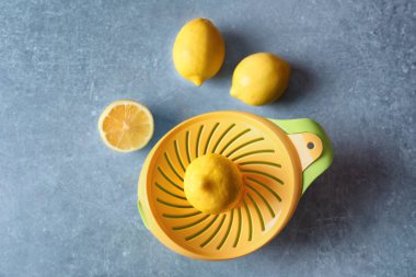 Limon ve plastik sıkacağı kompozisyonu 