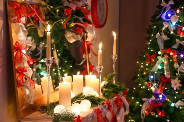 Noel için dekore edilmiş güzel şömine.