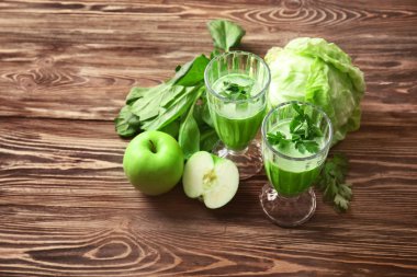 Bardak yeşil sağlıklı meyve suları  