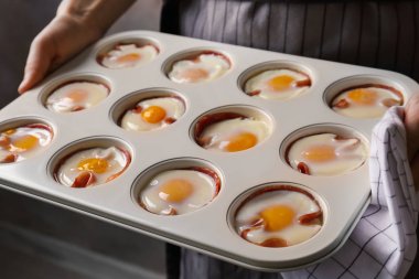 Çörek teneke lezzetli yumurta ile tutan kadın  