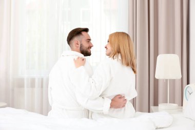 Genç çift otel odasında dinleniyor