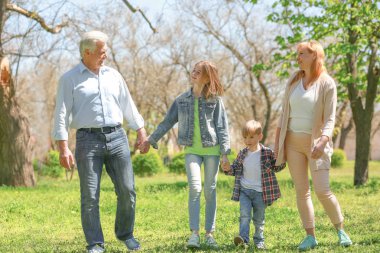 Güneşli günde bahar Park'ta yürüyordunuz dedesi ile şirin mutlu çocuk
