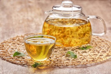 Çaydanlık ve bardak papatya çayı  