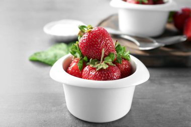 Lezzetli çilek ile kase