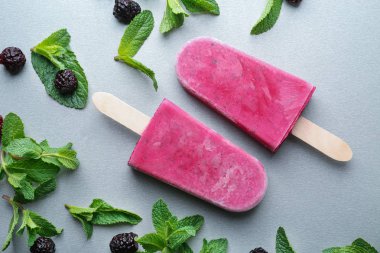 Lezzetli yoğurt dondurma blackberry ile 