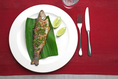 Lezzetli kızarmış balık ile plaka 