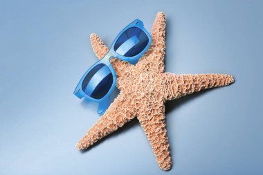 Deniz yıldızı ile güzel Güneş gözlükleri 
