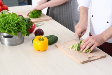 Yemek dersleri veren aşçı