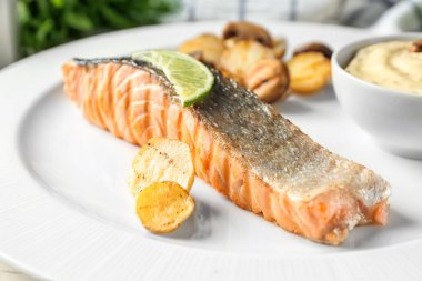 Lezzetli somonu dilim ile plaka 