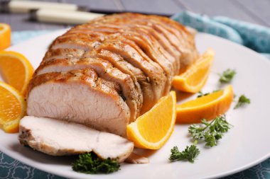 Plaka ile lezzetli dilimlenmiş hindi fileto 