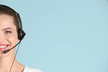 kulaklık ile güzel bir genç kadın 