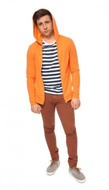 Beyaz arka plan üzerinde poz sevimli genç çocuk