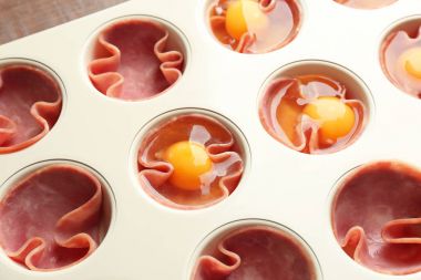 Çörek teneke çiğ yumurta ve jambon ile