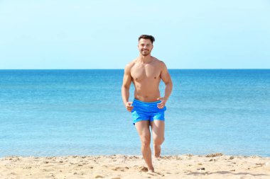 Genç adam koşuyor.