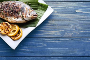 Lezzetli kızarmış balık ile plaka 