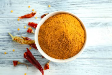 Biber tozu ve kurutulmuş biber bakla ahşap tablo, üstten görünüm