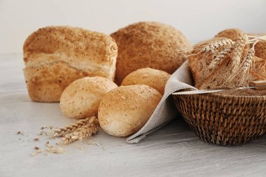 ahşap masa lezzetli ekmek