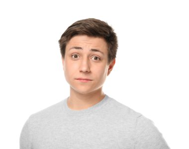 Beyaz arka plan üzerinde poz sevimli genç çocuk