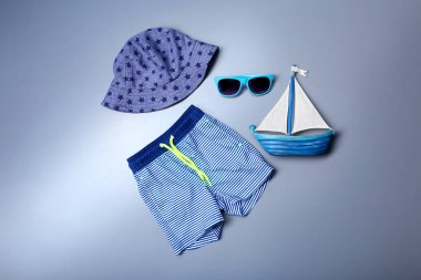 Şapka ve güneş gözlüğü ile trunks Yüzme 