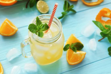Lezzetli portakal suyu ile jar 