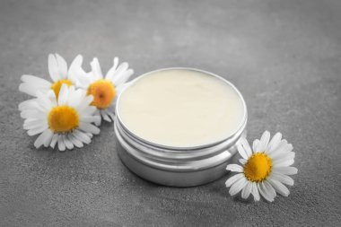 Krem ve papatya çiçekler 