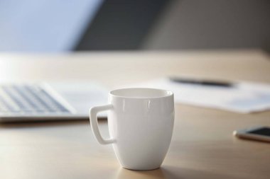 Ofis Masaları üzerinde beyaz Kupası